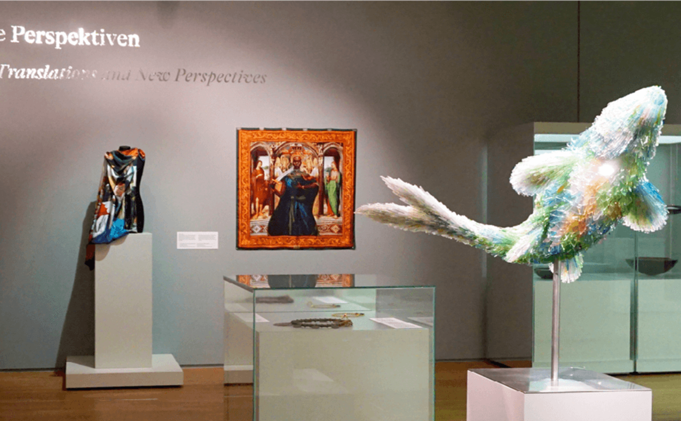 Exhibits that are contrasting in visual axes