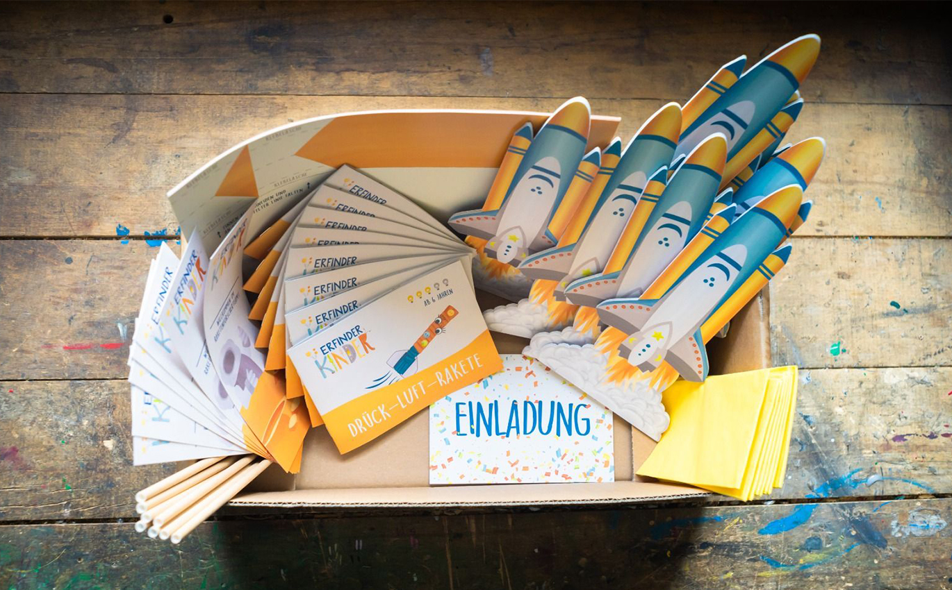 All print products from Erfinderkinder draped in a box, taking into account the corporate identity 