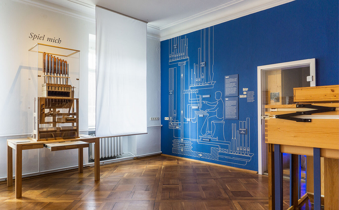 Spiel mich Ausstellungsraum mit kreativ gestalteten Infografiken und Orgelfunktionsmodell