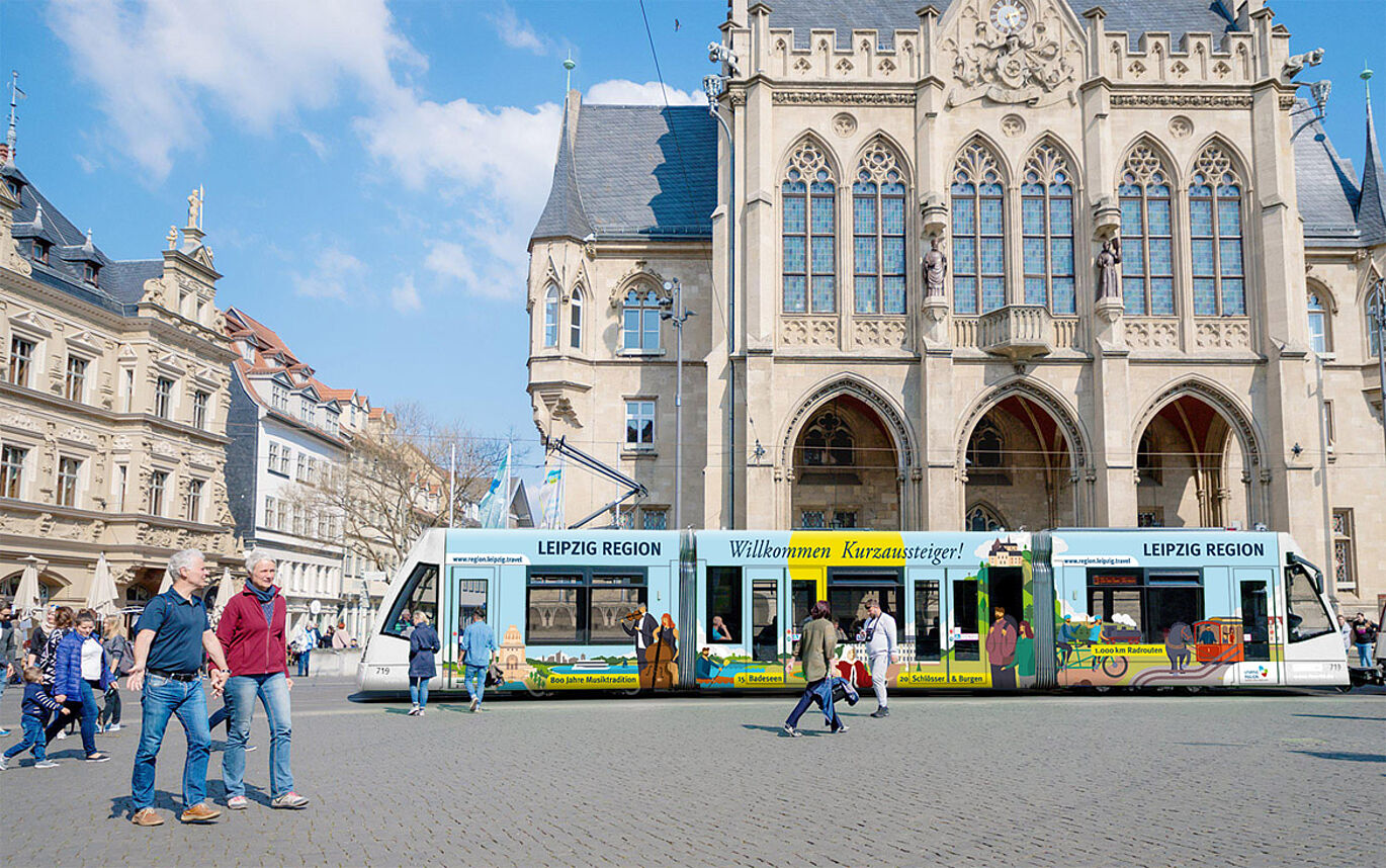 Komplettfolierung einer Erfurter Straßenbahn als Werbung für die Leipzig Region