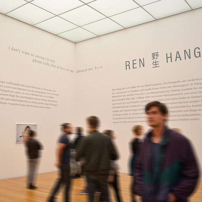 Ausstellungsraum von Ren Hang präsentiert Exponate und Typografie Design