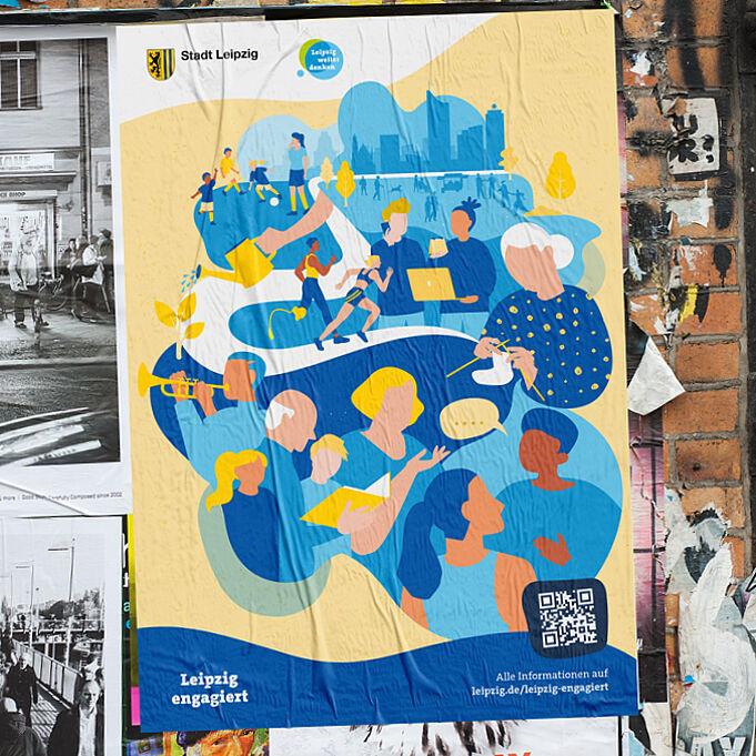 Ein Plakat von Leipzig Engagiert ist an eine Wand mit alten Plakaten geklebt