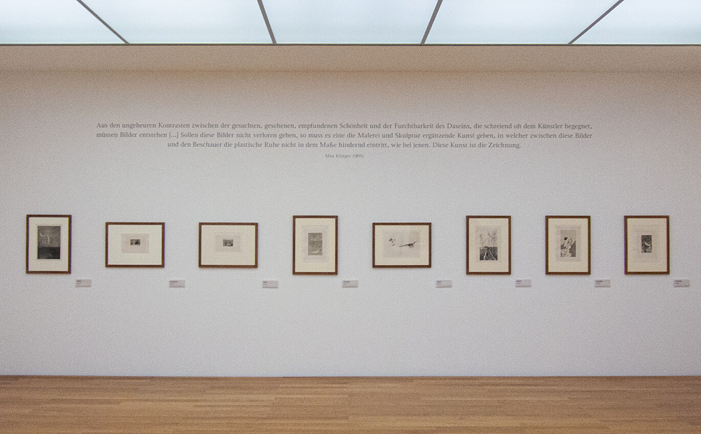 Wegweiser Museumsausstellung mit acht Exponaten und integriertem Zitat
