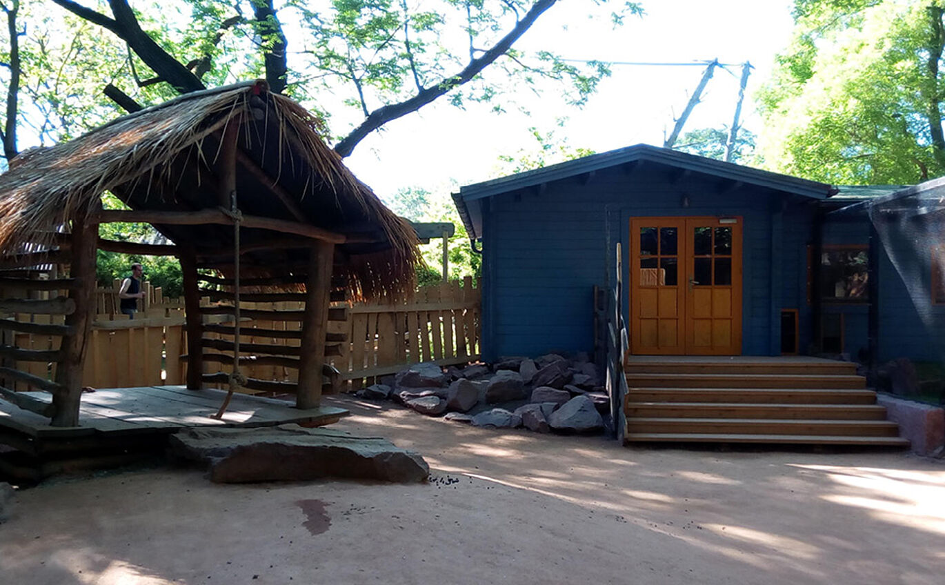 Tiergehege des Streichelzoos mit zwei verschieden gestalteten Hütten