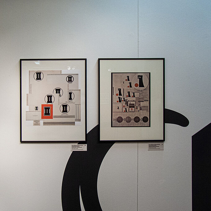 Schwarzes Typografie Design auf weißer Wand als Teil der Ausstellungsgestaltung