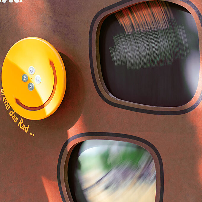 Die Drehscheibe wurde gedreht und man kann sehen, wie sich die Informationen in den Aussparungen mit drehen.