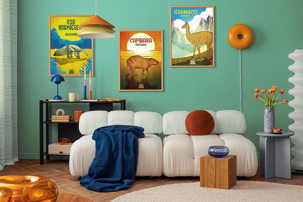 Farbenfrohes Wohnzimmer mit Tierpostern von PosterZoo