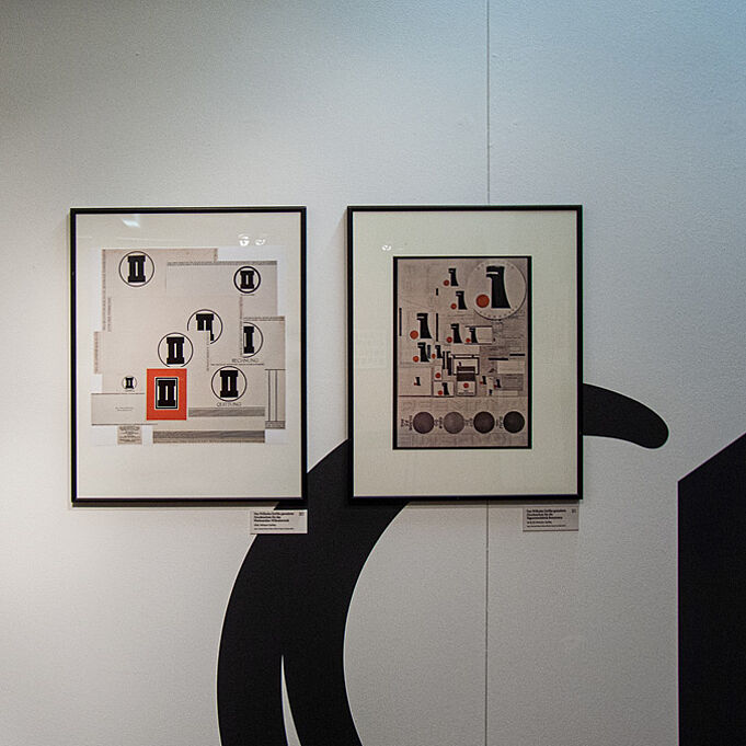 Schwarzes Typografie Design auf weißer Wand als Teil der Ausstellungsgestaltung 