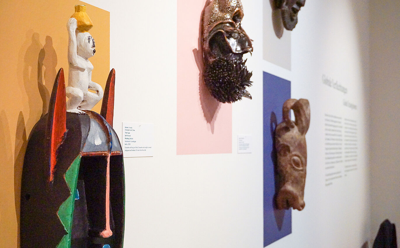 Masken auf farbigen Hintergründen angelehnt an das Künstlerbuch von F.M. Furtwänger