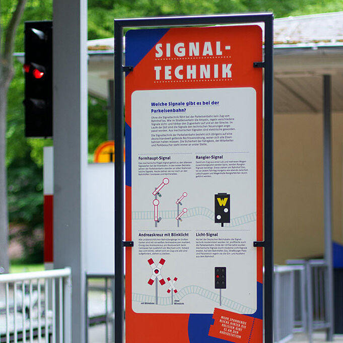 Nahaufnahme des Informationsschildes "Signaltechnik". Es sind Zeichnungen von verschiedenen Schildern aus dem Zugverkehr zu erkennen. Daneben steht jeweils die Bedeutung.