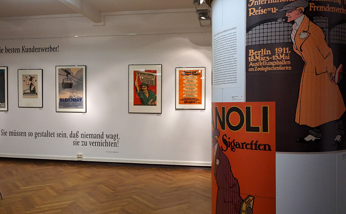 Inspiration Litfaßsäule Ausstellungsraum mit Exponaten, Typografie Plakaten an einer Litfaßsäule und Typografie Design an der Ausstellungswand