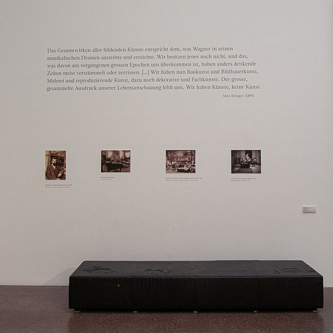 Typografische Wandgestaltung mit Serifen und Bildern als Teil der Ausstellungsgestaltung