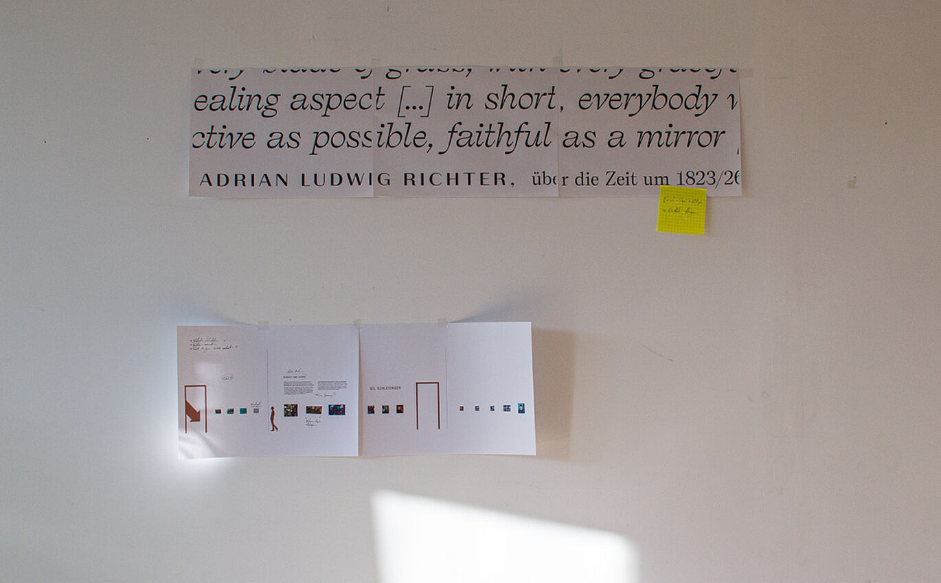 Neubewertung Typografisches Design einer Wandabwicklung als Vorlage auf Papier