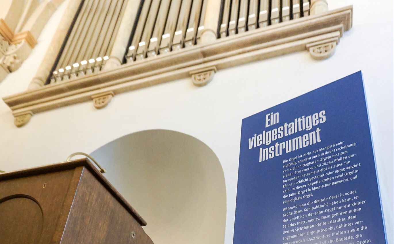 Orgel in der Schlosskapelle Waldenburg als Teil der Ausstellungsgestaltung