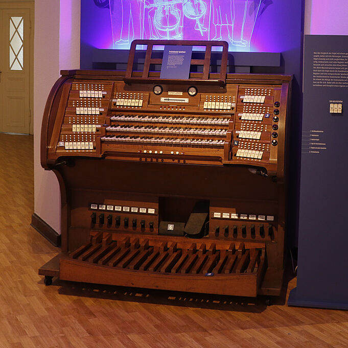 Denkmalgeschützter Jehmlich-Orgelspieltisch vor Ausstellungsgestaltung