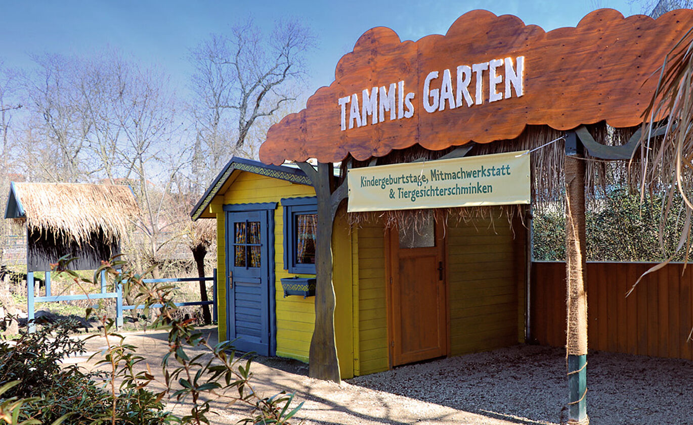 Im Garten werkeln Gelbes Haus als Teil des Kulissenbaus von Tammis Garten, der Mitmachwerkstatt des Leipziger Zoos