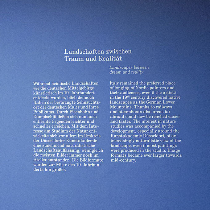 Typografie Design auf blauer Wand als Teil der Ausstellungsgestaltung