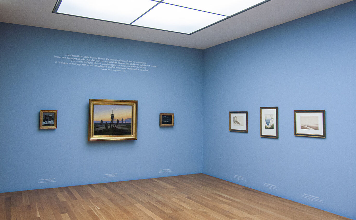 Museums Ausstellung mit sechs Bild-Exponaten auf hellblauem Hintergrund