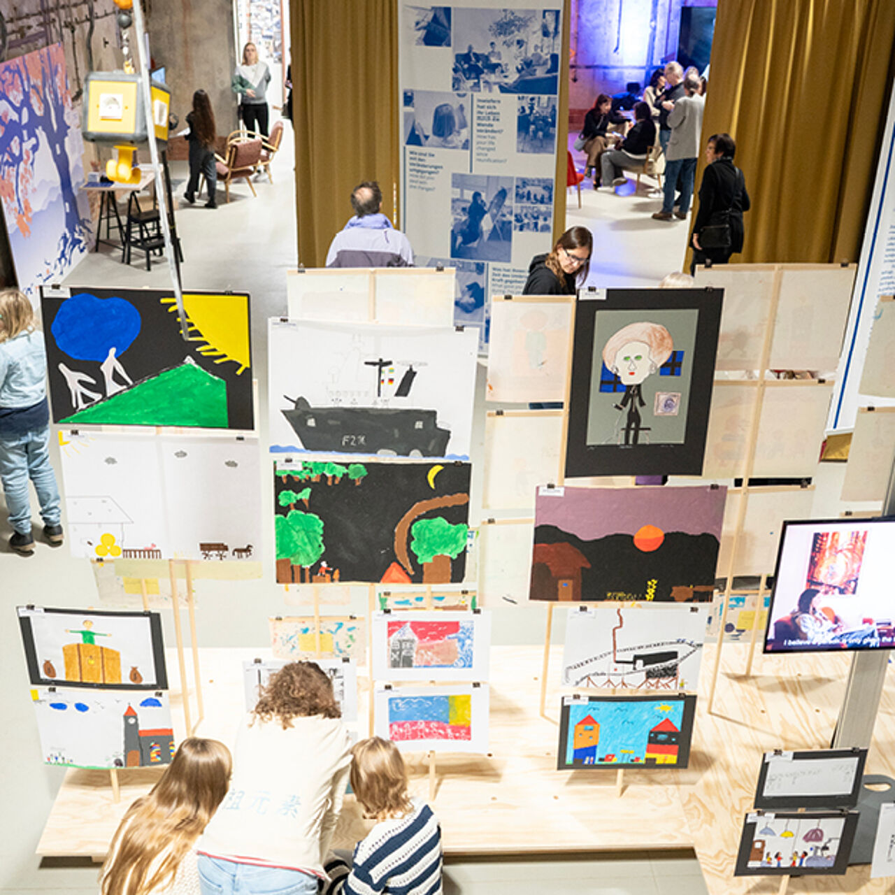 Ein Blick in die Ausstellung History of Citizens zeigen die Vielfalt der ausgestellten Objekte und Inhalte