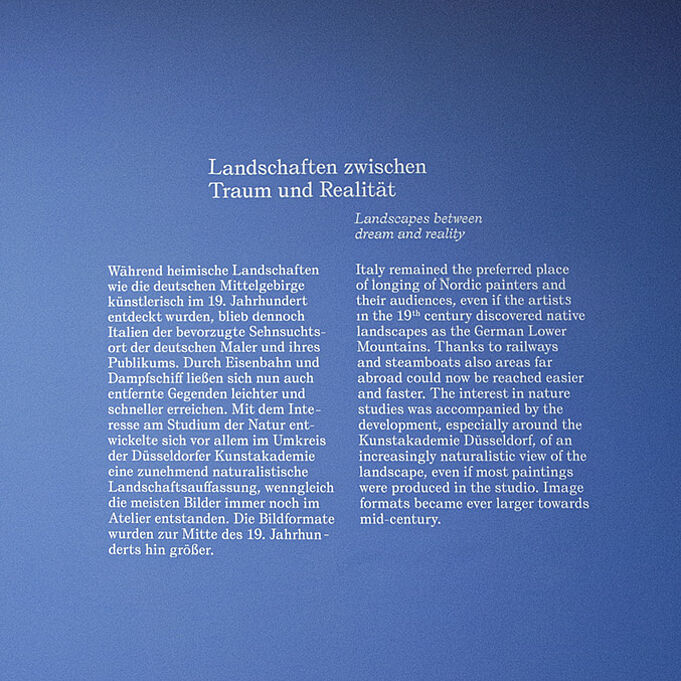 Typografie Design auf blauer Wand als Teil der Ausstellungsgestaltung 