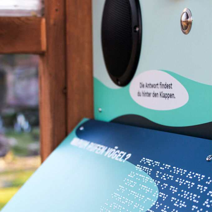 Nahaufnahme der Braillenschrift auf den Informationstafeln.