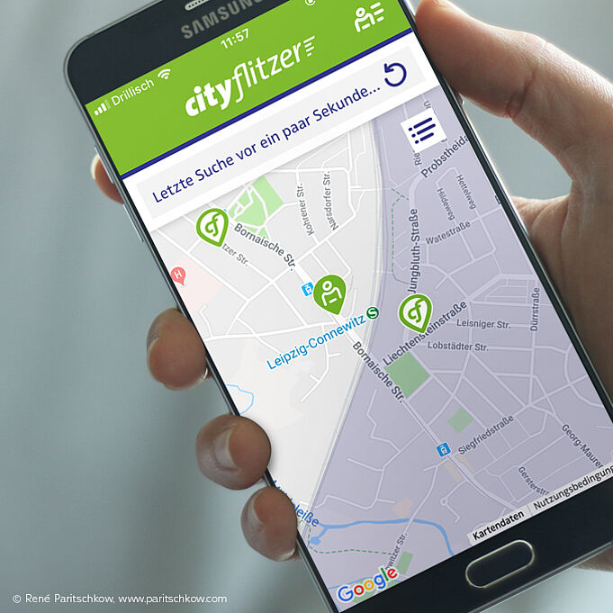 Handy mit cityflitzer App als Teil des Corporate Designs der crossmedia Kampagne