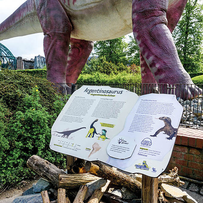 Argentinosaurus in Lebensgröße und Infotafel