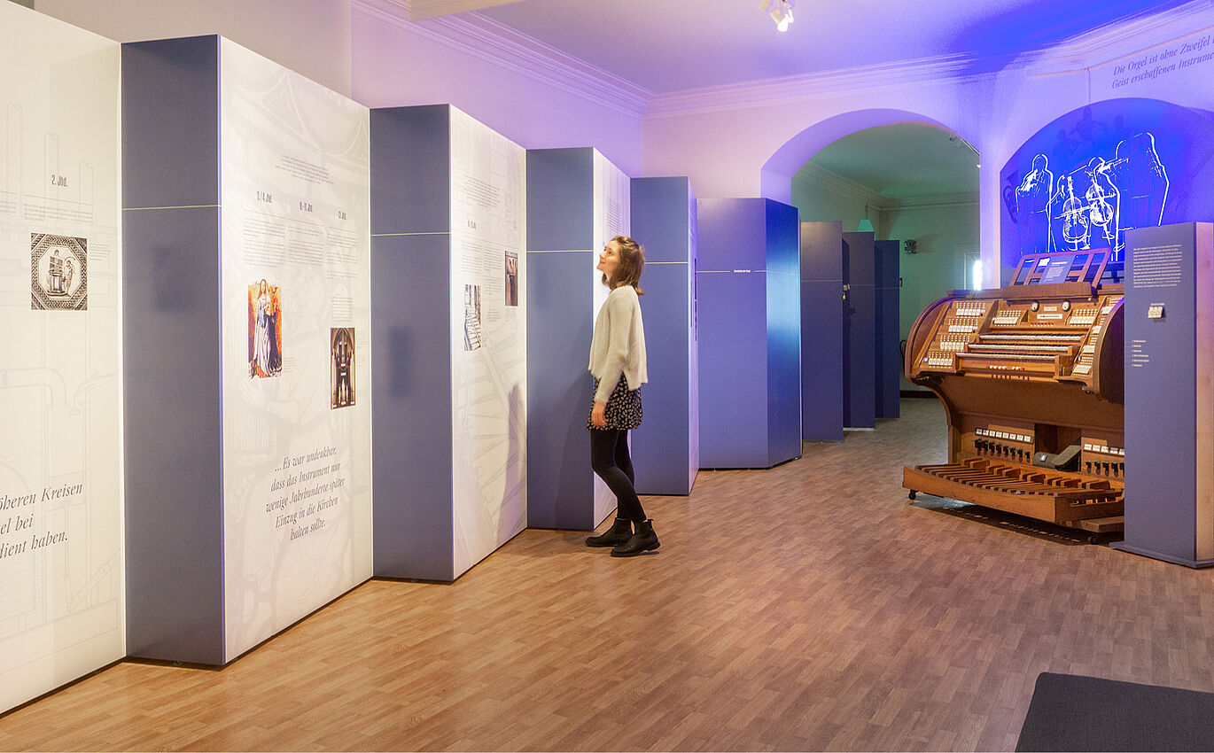 Auf den zweiten Blick Ausstellungsgestaltung einer Infografik mit Austellungstexten