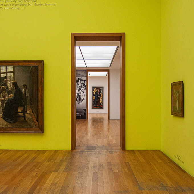 Museums Ausstellung zeigt durch einen langen Flur verbundene Exponate