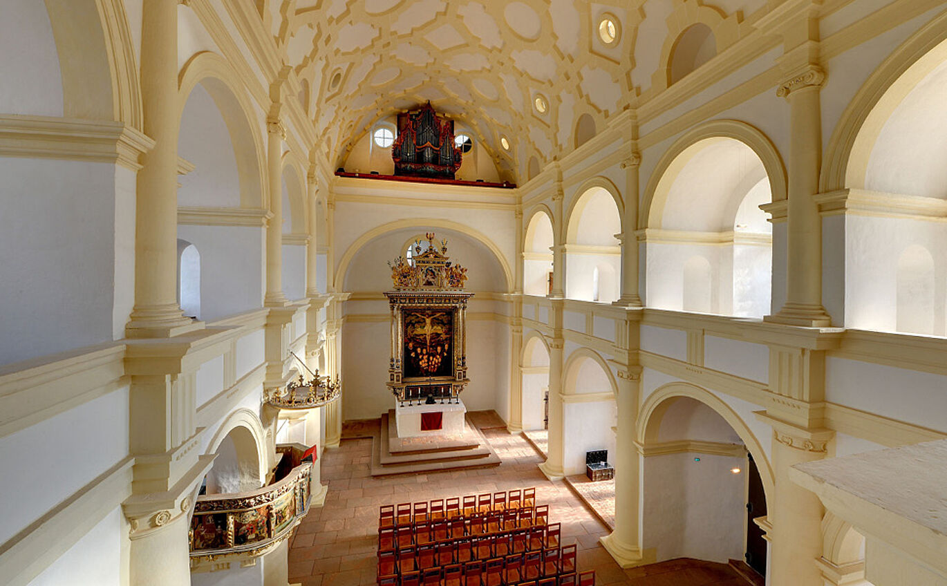 Deckengewölbe und Innenraum der Schlosskapelle von Schloss Augustusburg