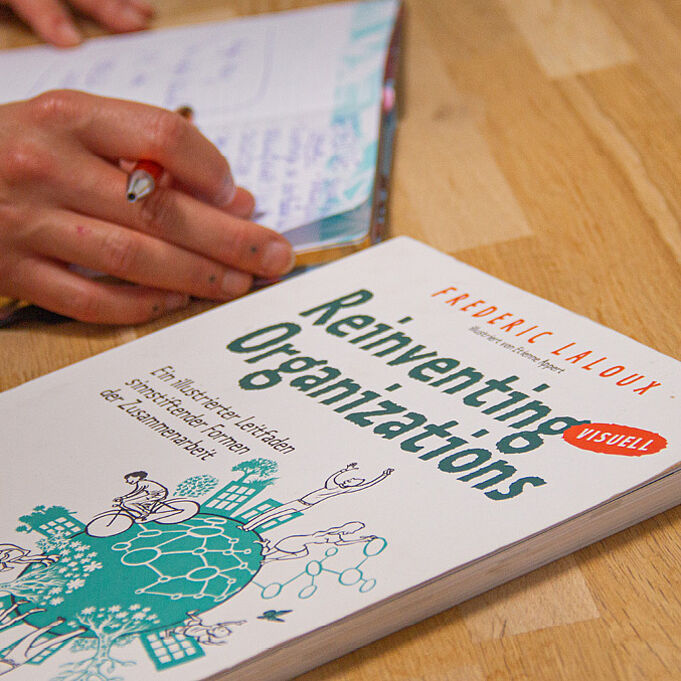 Literatur Das Buch "Reinventing Organizations" diente als Grundlage zum Re-branding von ungestalt.
