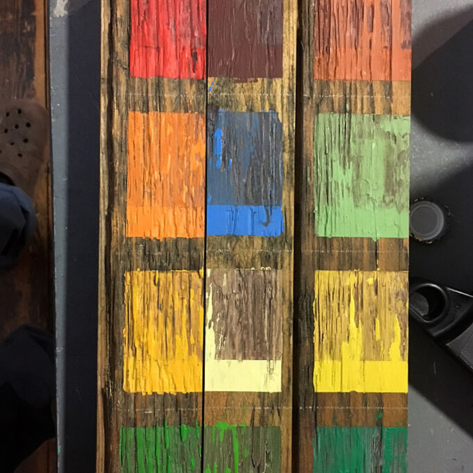 Farbauswahl des Kulissenbaus auf Holzplanken testweise abgebildet