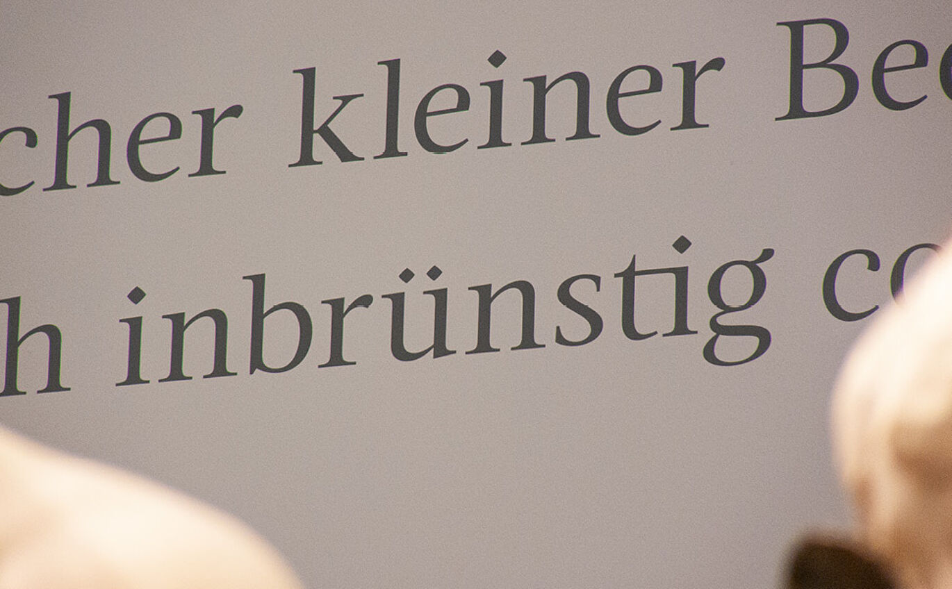 Emotionale Typografie Ausschnitt der typografischen Wandgestaltung als Teil der Ausstellungsgestaltung