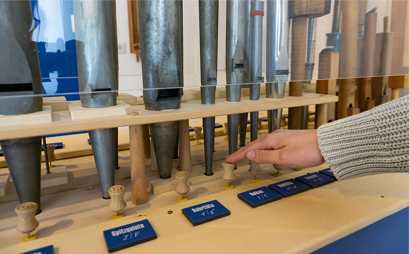 Verschiedene Orgelpfeifen und Gebläse der Ausstellung