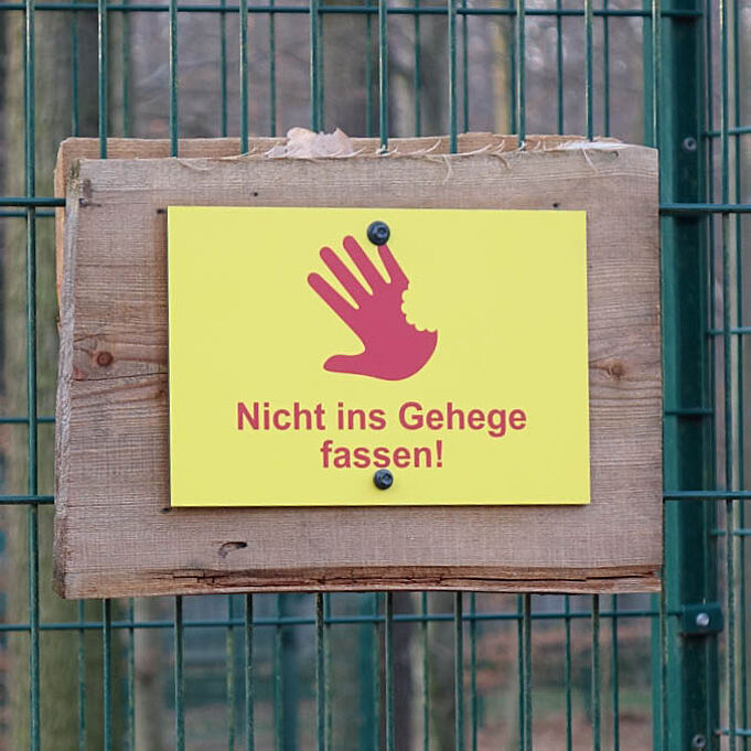 Warnschild "Nicht ins Gehege fassen!"