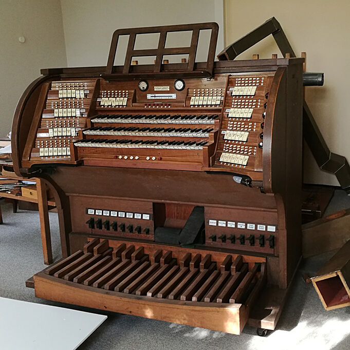 Vorher Denkmalgeschützter Jehmlich-Orgelspieltisch vor Ausstellungsgestaltung