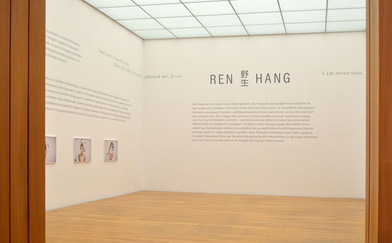 Ausstellungsraum von Ren Hang präsentiert drei Ausstellungs-Exponate mit szenografisch integriertem Typografie Design