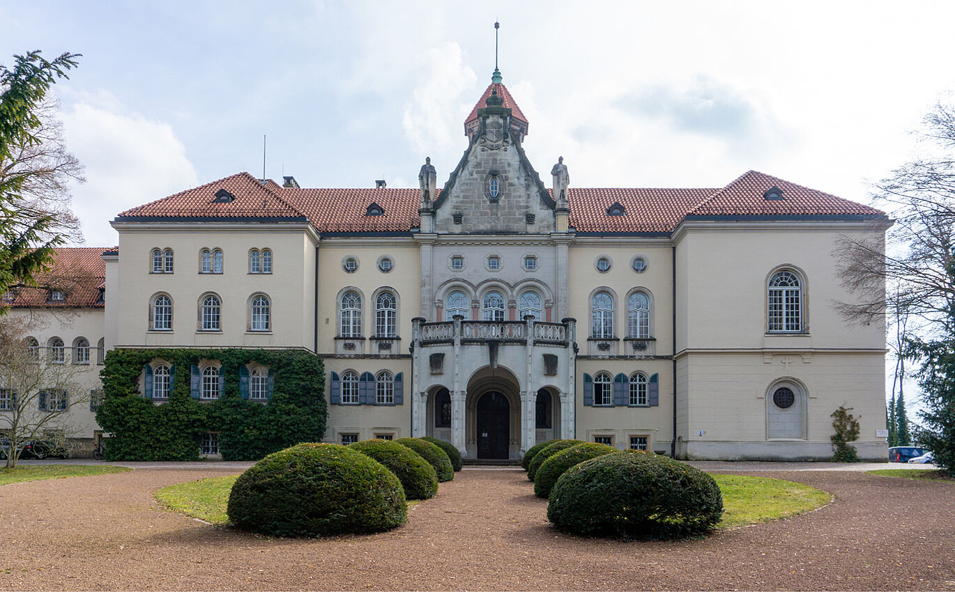 Prachtvolle Außenansicht des Ausstellungshauses Schloss Waldenburg 