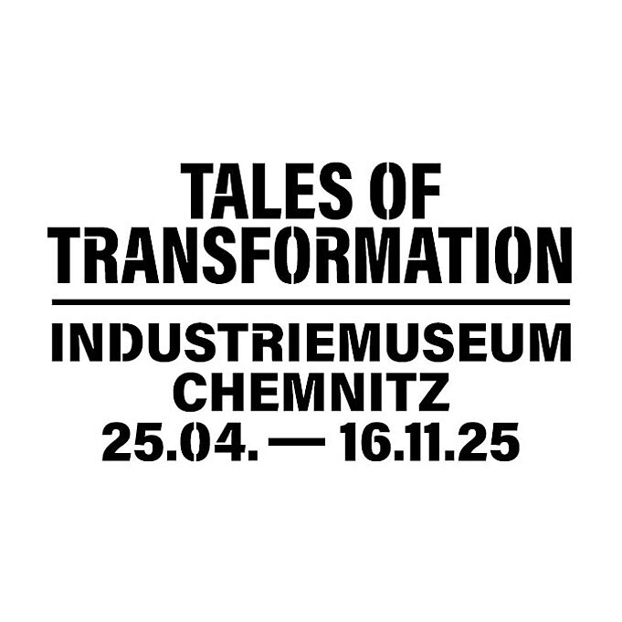 Vorlage für ein Kreidestancel, schwarte Schrift auf weißem Untergrund. Bewirbt die Sonderausstellung Tales of Transformation im Industriemuseum Chemnitz und gibt die Daten an.