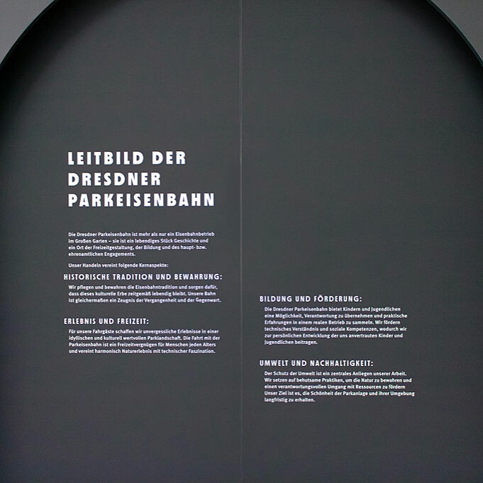 Auf schwarzem Hintergrund steht in weißer Schrift "Leitbild der Dresdner Parkeisenbahn". Darunter sind weitere Textblöcke zu erkennen.