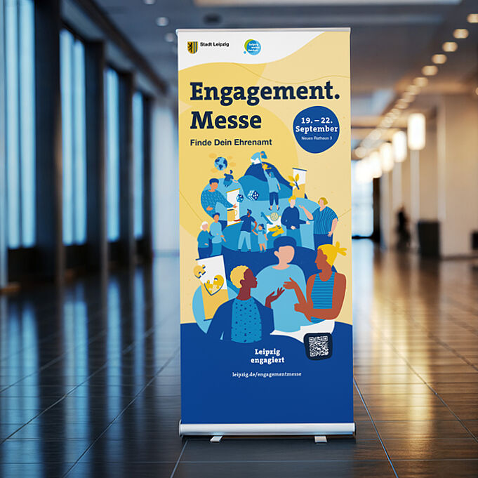 Ein Rollup mit einem Key Visual für eine Veranstaltung steht in einem atmosphärisch beleuchteten Korridor