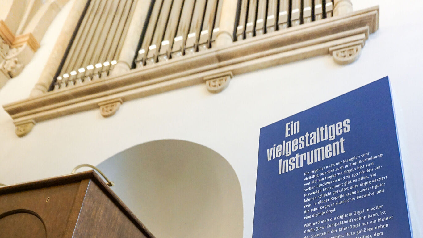 Orgel in der Schlosskapelle Waldenburg als Teil der Ausstellungsgestaltung