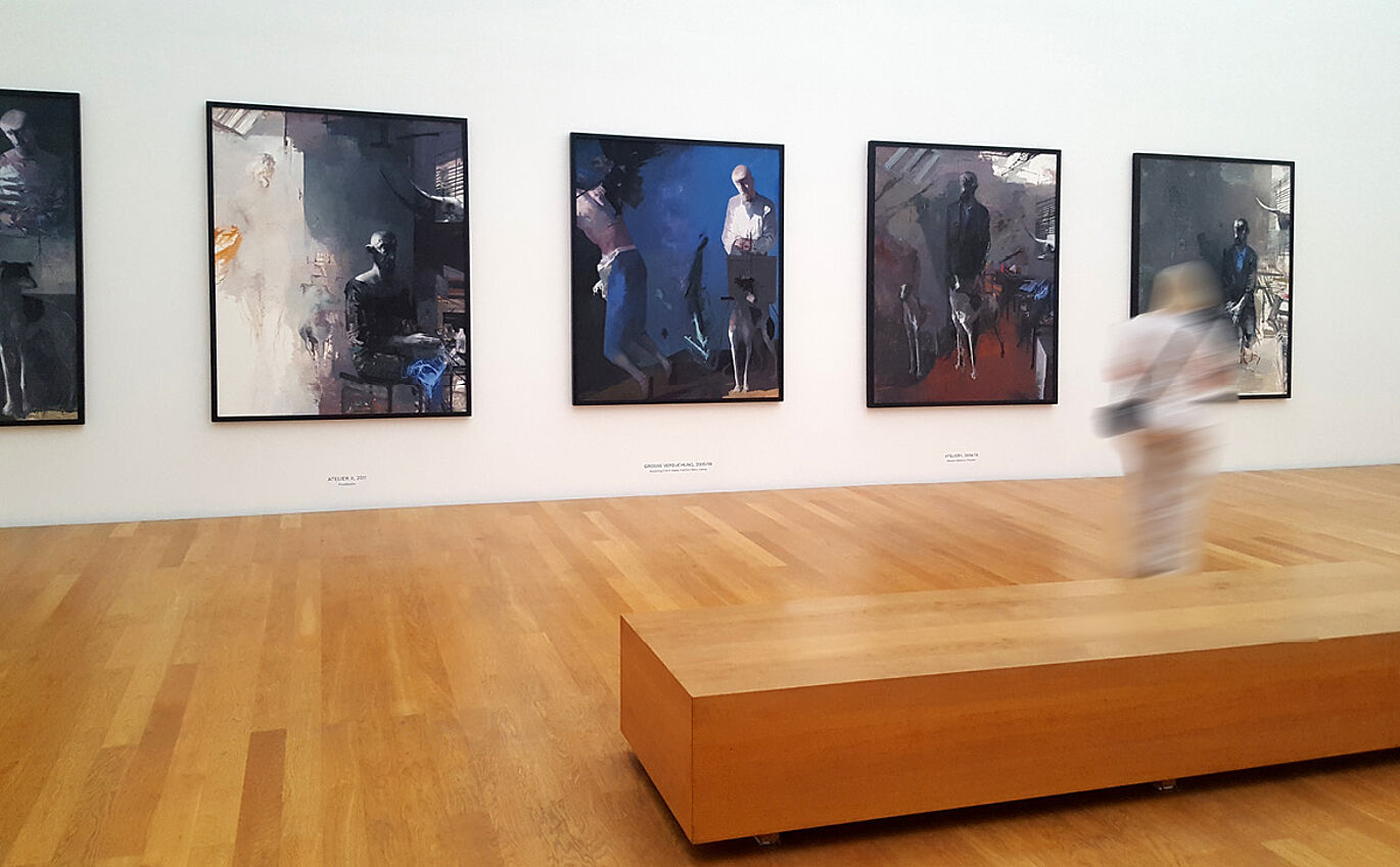 Verteilung Museums Ausstellung zeigt Räumlichkeit mit fünf verschiedenen Exponaten