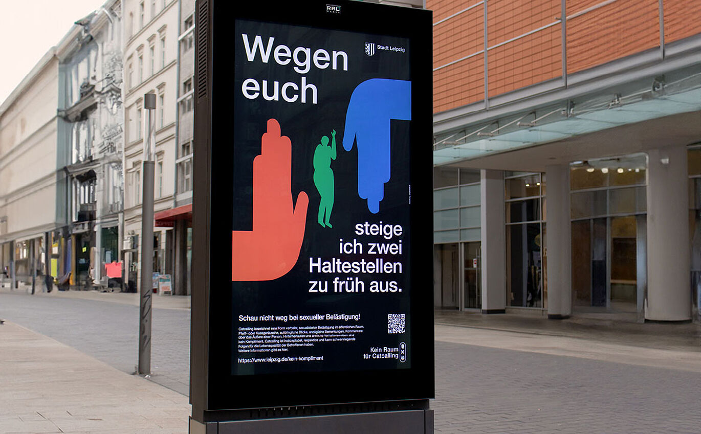 Digital City Light Poster in der Innenstadt: "Wegen euch steige ich zwei Haltestellen zu früh aus."