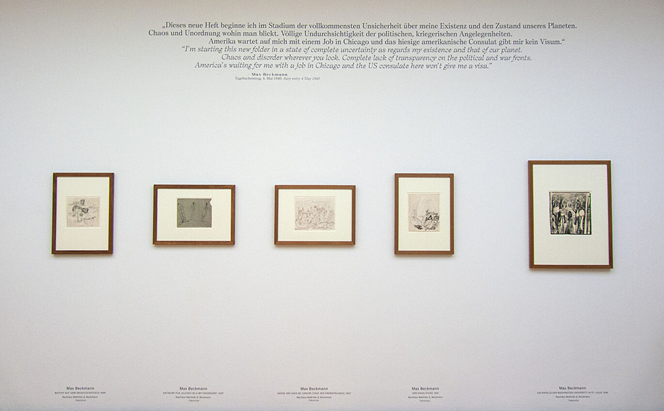 Museums Ausstellung mit acht Bild-Exponaten und Zitat-Ebene