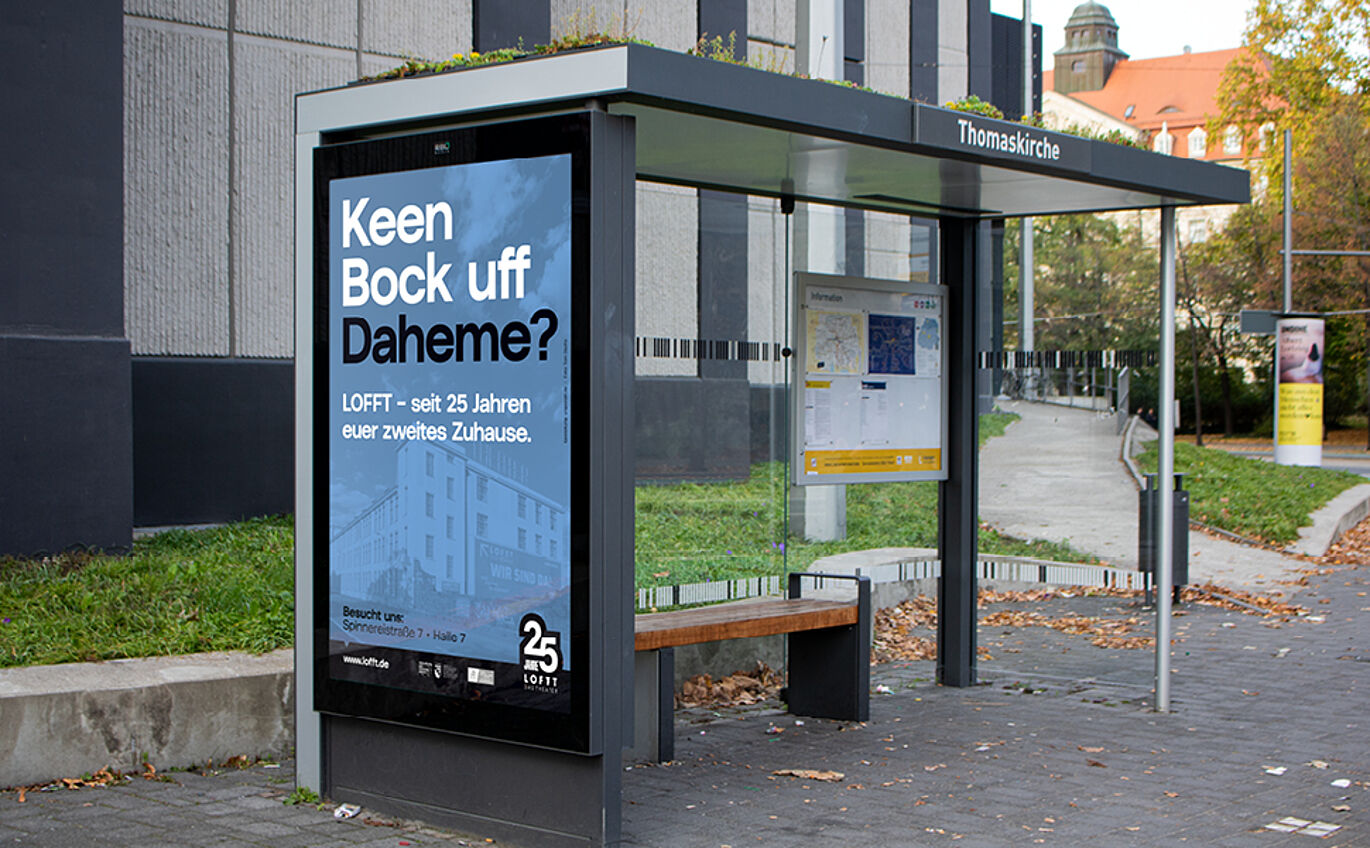 Digital City Light Poster mit blauem Lofft-Plakat an einer Haltestelle