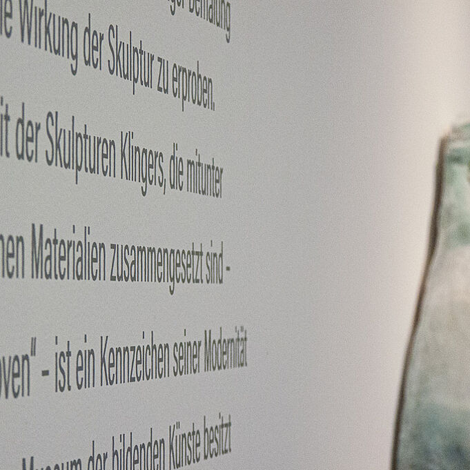 Typografisches Duo Ausschnitt der typografischen Wandgestaltung ohne Serifen als Teil der Ausstellungsgestaltung