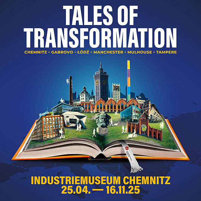 Mockup des Key-Visuals der Sonderausstellung Tales of Transformation. Ein aufgeschlagenes Buch ist vor einem blauen Hintergrund. Auf dem Buch sind einzelne Elemente der Stadt Chemnitz zu sehen, wie beispielsweise Gebäude oder Wahrzeichen. Über dem Buch steht "Tales of Transformation", darunter sind Städtenamen aufgeführt. Unter dem Buch steht "Industriemuseum Chemnitz 25.04.-16.11.25".
