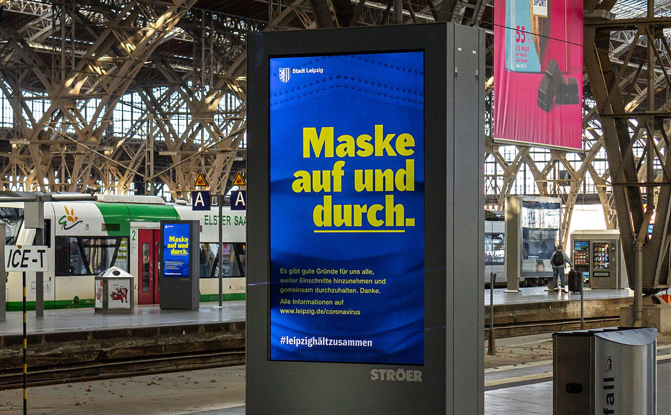 Appell Maske auf und Durch auf Leipziger digitalen Werbewand