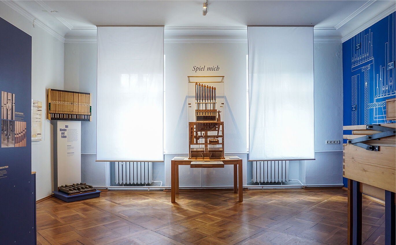 Blau, blauer, königsblau Ausstellungsraum gehalten in royalbauer Farbpalette